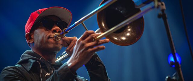 Musicien jouant du trombone sur scène