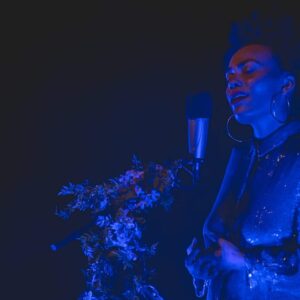 Chanteuse sur scène, éclairage bleu artistique