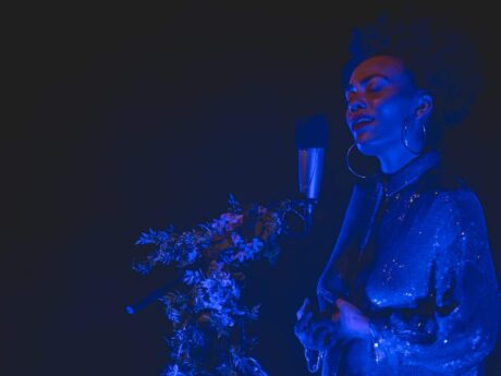 Chanteuse sur scène, éclairage bleu artistique