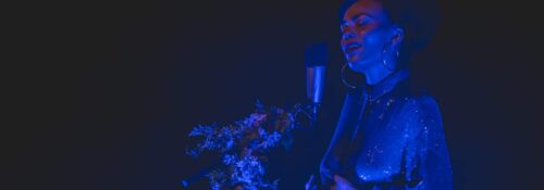 Chanteuse sur scène, éclairage bleu artistique