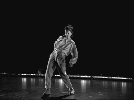 Personne chante sur scène dans l'obscurité.