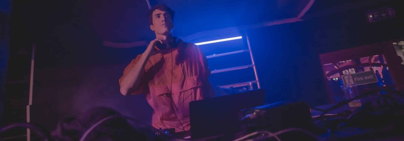 DJ mixant en club éclairé en bleu