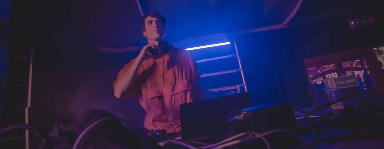 DJ mixant en club éclairé en bleu