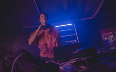 DJ mixant en club éclairé en bleu