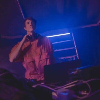 DJ mixant en club éclairé en bleu