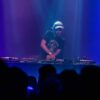 DJ mixant sur scène devant public.