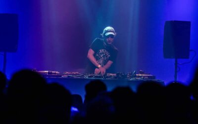 DJ mixant sur scène devant public.