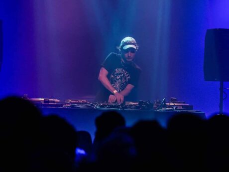 DJ mixant sur scène devant public.