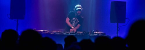 DJ mixant sur scène devant public.