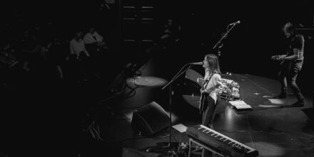 Musicienne chantant sur scène avec guitare