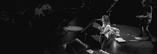 Musicienne chantant sur scène avec guitare