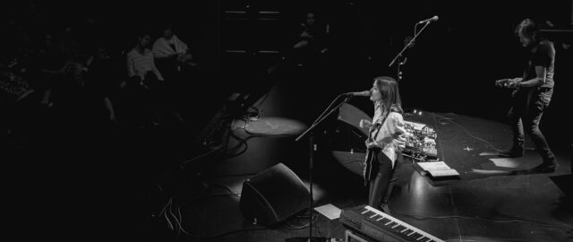 Musicienne chantant sur scène avec guitare