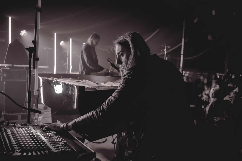 Musiciens sur scène, ambiance concert électro
