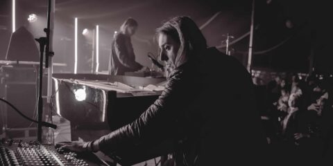 Musiciens sur scène, ambiance concert électro