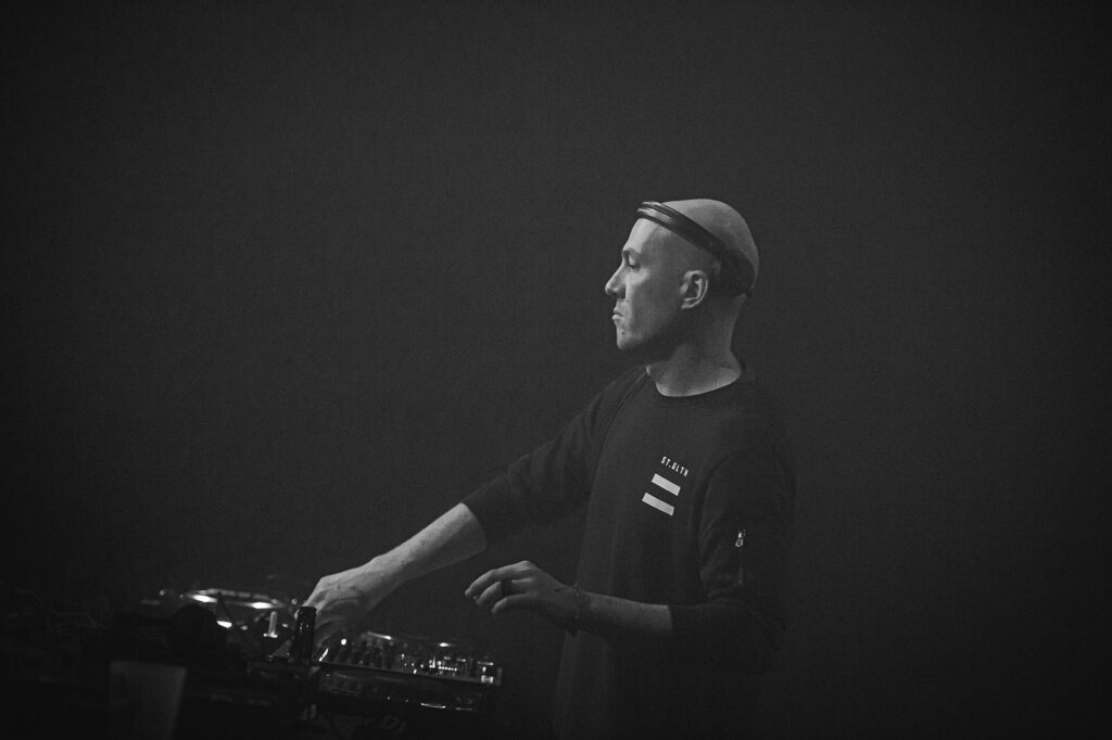 DJ jouant de la musique en live.