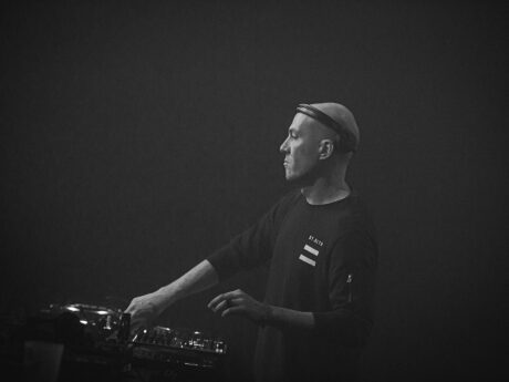 DJ jouant de la musique en live.