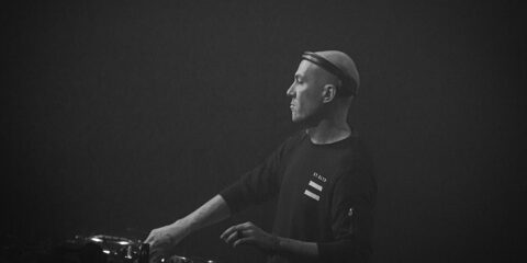 DJ jouant de la musique en live.