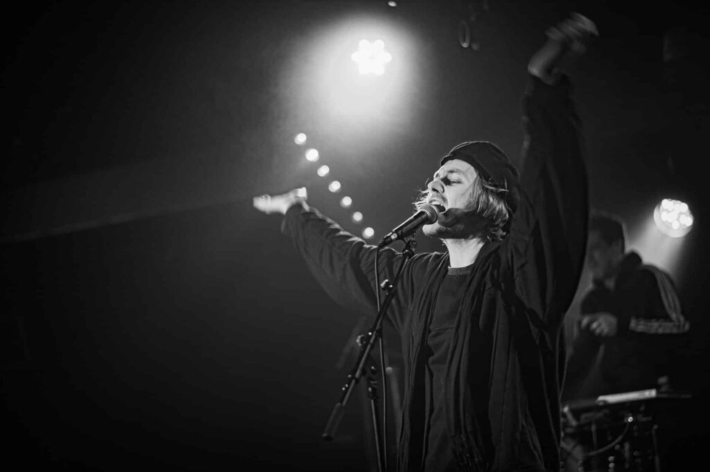 Chanteur sur scène avec éclairage dramatique