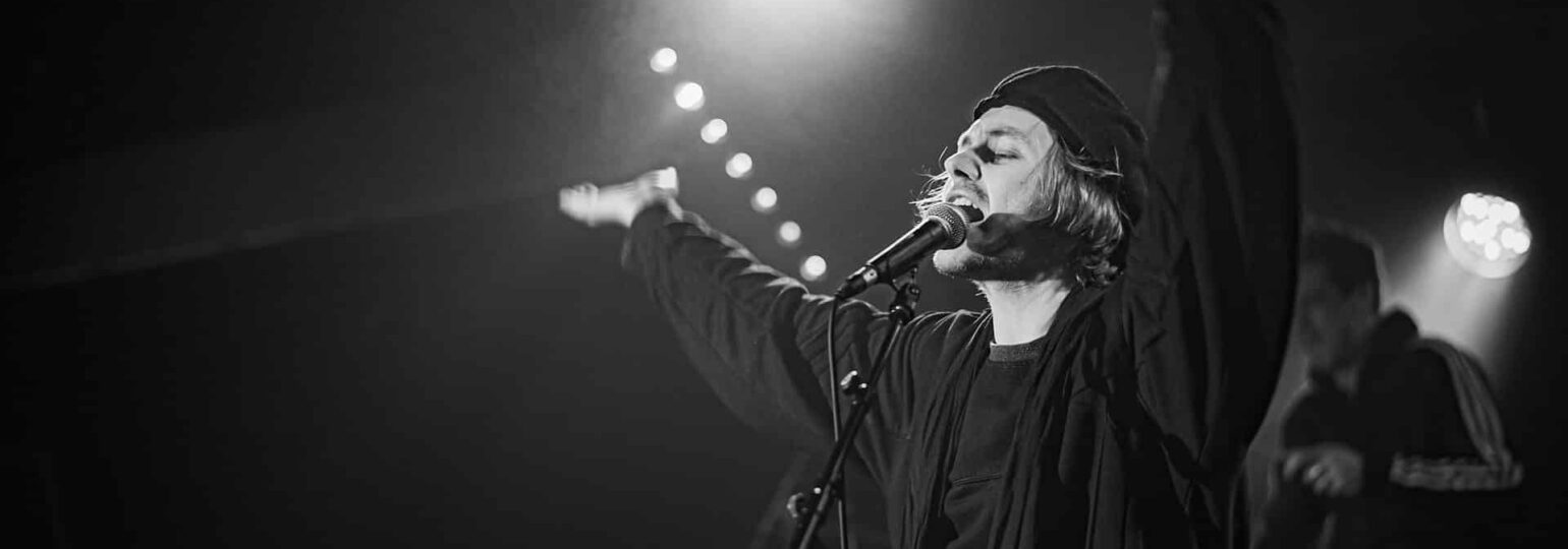 Chanteur sur scène avec éclairage dramatique
