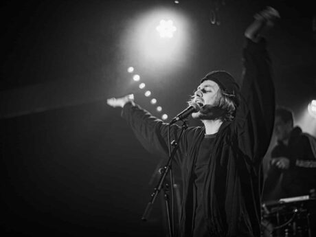 Chanteur sur scène avec éclairage dramatique
