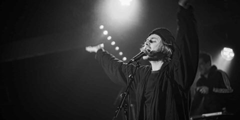 Chanteur sur scène avec éclairage dramatique