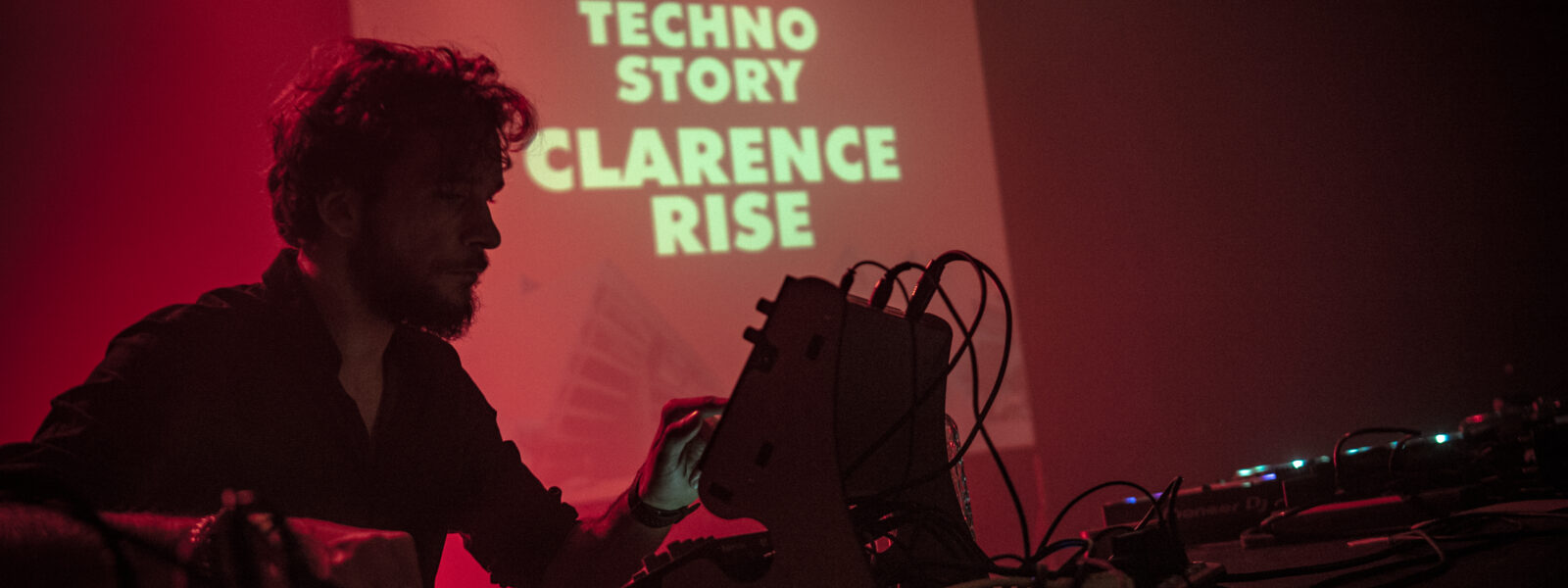 DJ en performance sur scène techno.