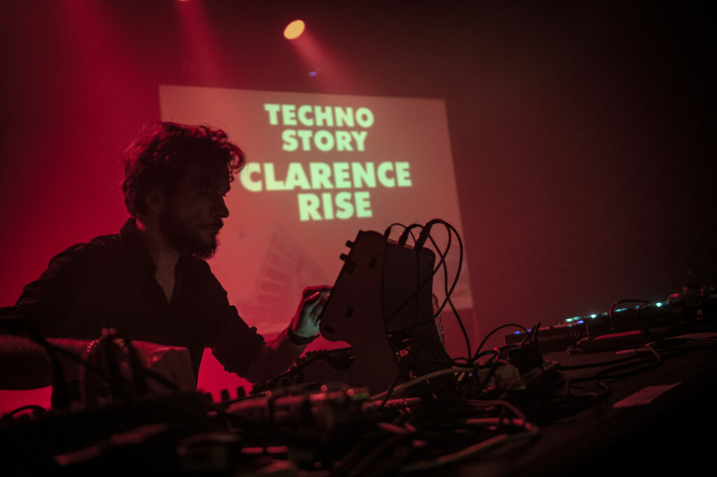 DJ en performance sur scène techno.