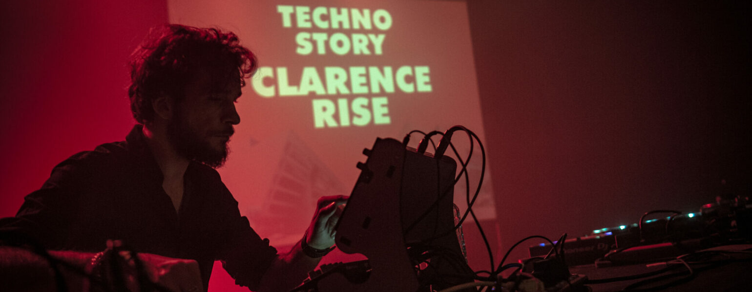 DJ en performance sur scène techno.