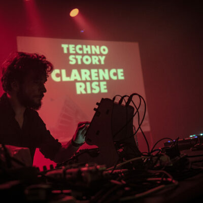 DJ en performance sur scène techno.