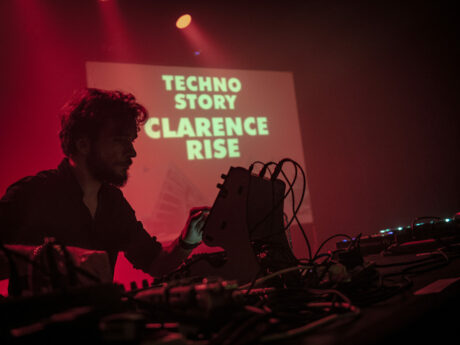 DJ en performance sur scène techno.