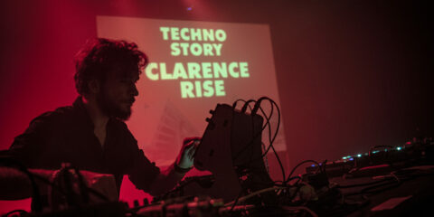 DJ en performance sur scène techno.