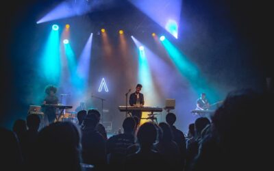 Concert sur scène avec éclairage coloré