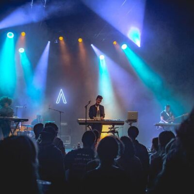 Concert sur scène avec éclairage coloré