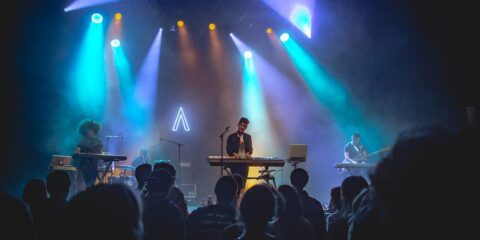 Concert sur scène avec éclairage coloré