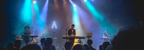 Concert sur scène avec éclairage coloré