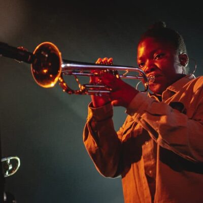 Musicien jouant de la trompette sur scène