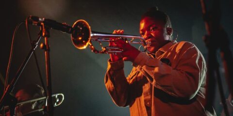 Musicien jouant de la trompette sur scène