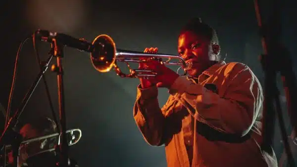 Musicien jouant de la trompette sur scène