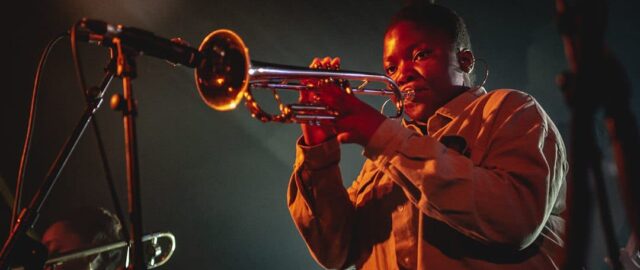 Musicien jouant de la trompette sur scène