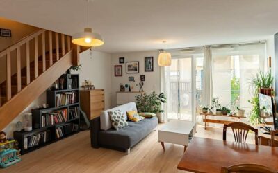 Salon moderne avec escalier et plantes.
