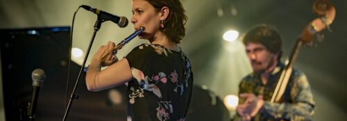 Concert avec flûtiste et contrebassiste sur scène.