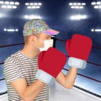 Homme masqué avec gants de boxe dans un ring.