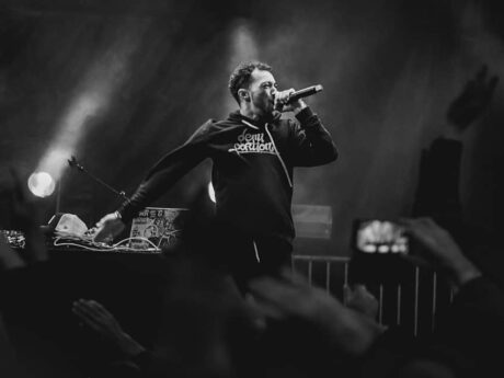 Rappeur sur scène avec micro, noir et blanc
