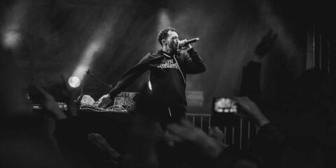 Rappeur sur scène avec micro, noir et blanc