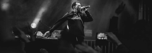 Rappeur sur scène avec micro, noir et blanc