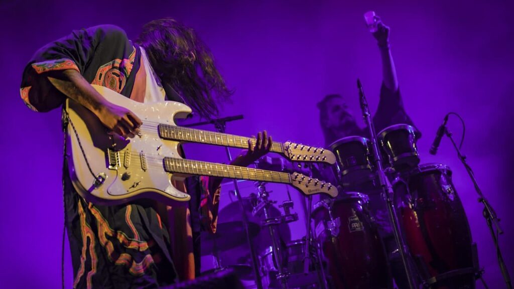 Musicien avec guitare double manche sur scène