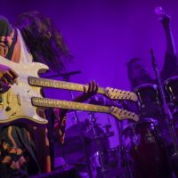 Musicien avec guitare double manche sur scène