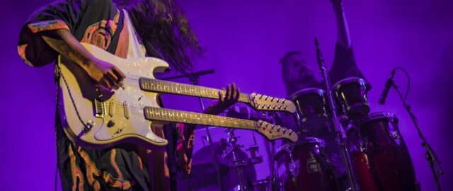 Musicien avec guitare double manche sur scène