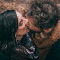 Couple s'embrassant passionnément en automne