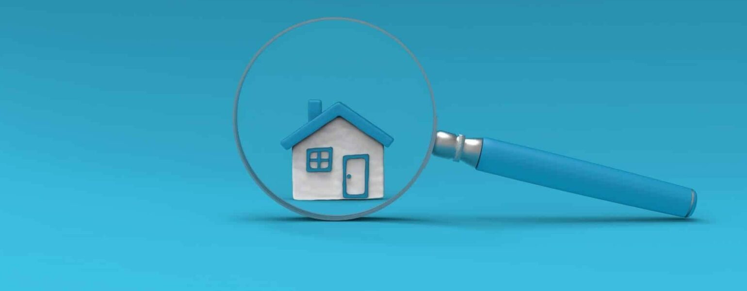 Maison sous une loupe bleue.